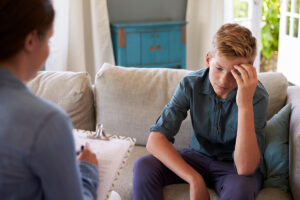 therapist explaining to adolescent male the 3 benefits of psychotherapy for teens